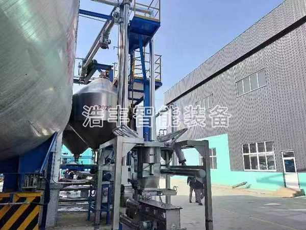 河北某化工廠噸袋拆包機管鏈輸送機使用現(xiàn)場